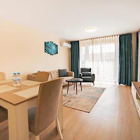 アパート 2br W/ Private Garage