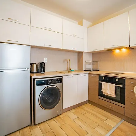 2br W/ Private Garage アパート