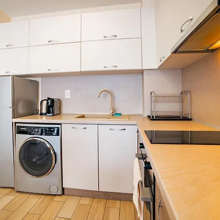 アパート 2br W/ Private Garage