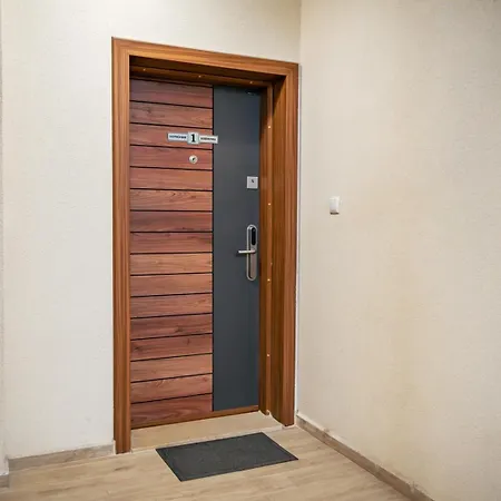 2br W/ Private Garage *