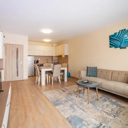 アパート 2br W/ Private Garage