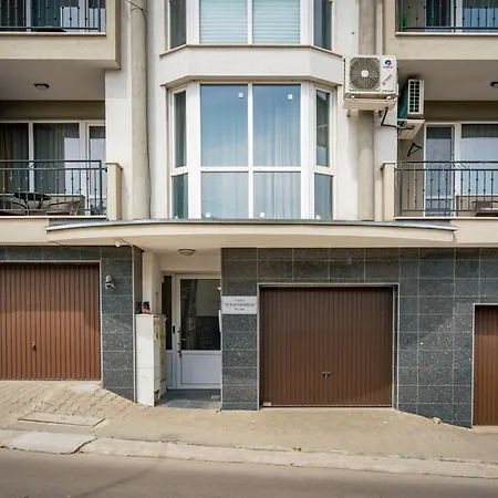 2br W/ Private Garage *